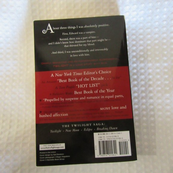 Paperback Book Twilight   The #1 New York Times Best Seller by Stephenie Meyer - Picture 4 of 11